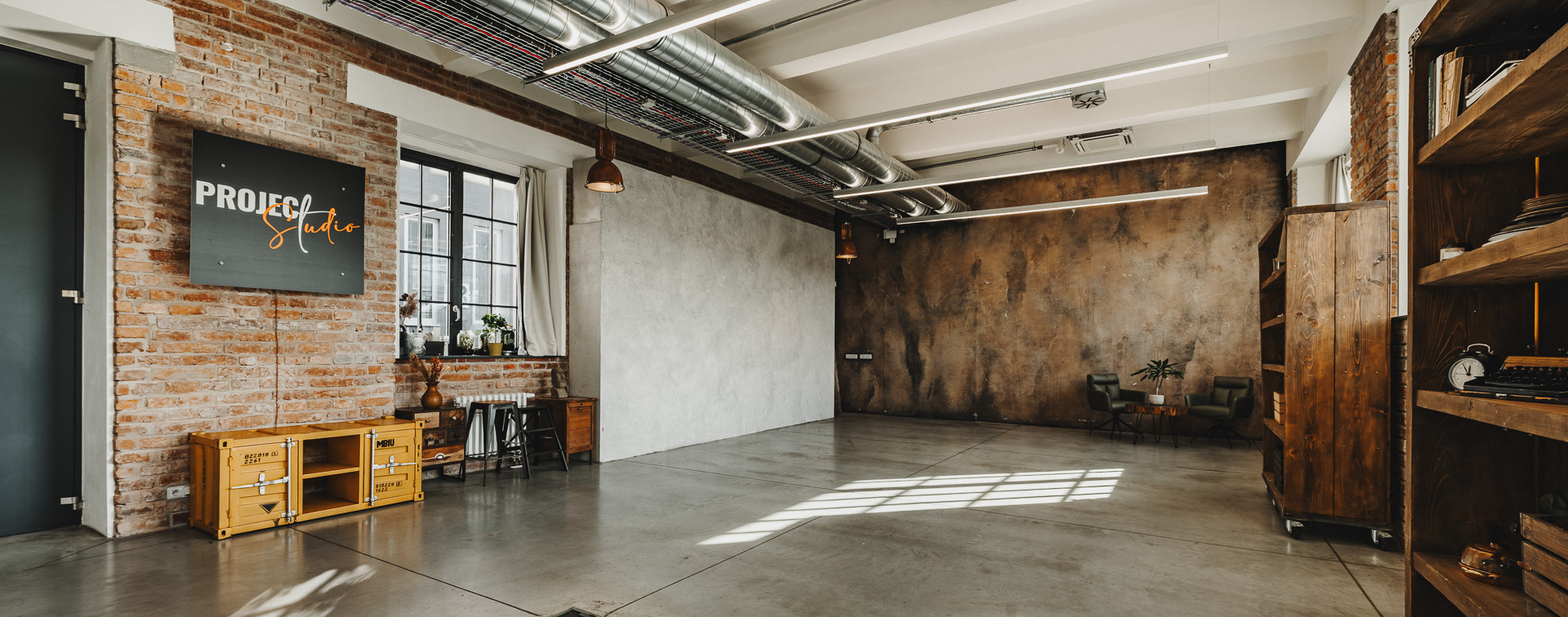 project studio, kreativní studio, foto a video studio, podcast studio, pronájem ateliéru, soukromé akce studio pronájem studia Praha, multifunkční prostor creative studio prague, foto video podcast studio, rental creative space, private event studio, studio for rent Prague, design studio for rent