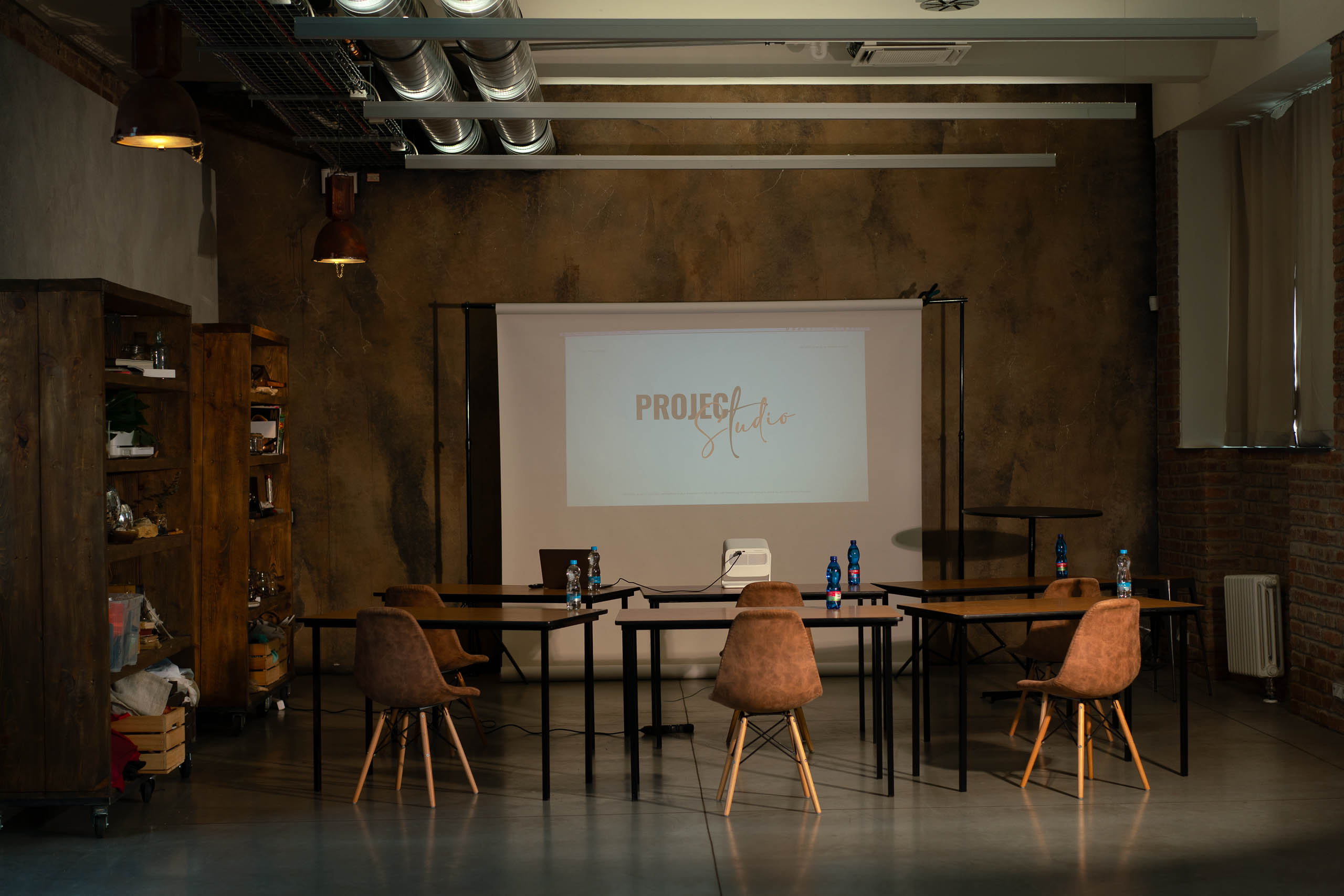 project studio, kreativní studio, foto a video studio, podcast studio, pronájem ateliéru, soukromé akce studio pronájem studia Praha, multifunkční prostor creative studio prague, foto video podcast studio, rental creative space, private event studio, studio for rent Prague, design studio for rent