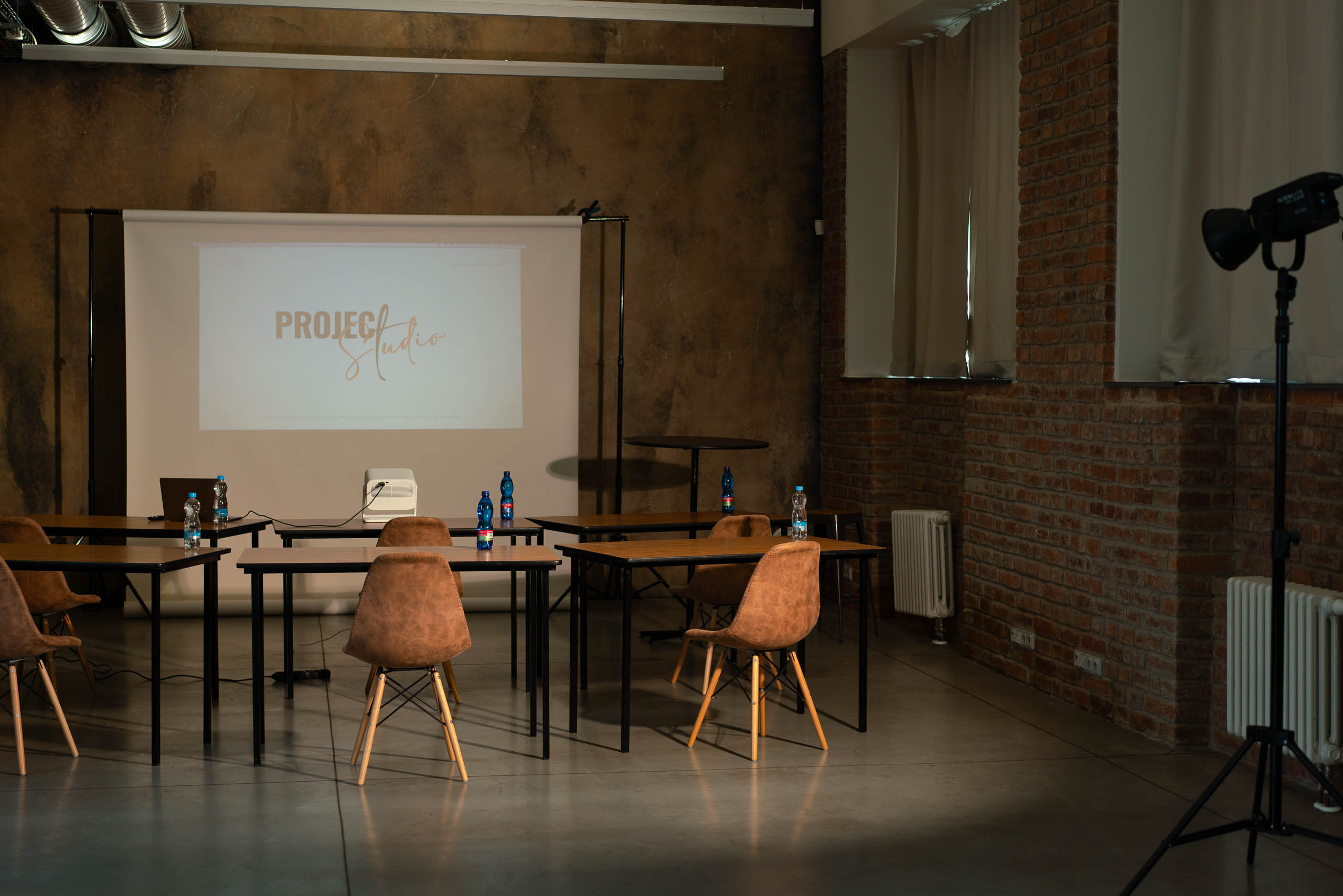 project studio, kreativní studio, foto a video studio, podcast studio, pronájem ateliéru, soukromé akce studio pronájem studia Praha, multifunkční prostor creative studio prague, foto video podcast studio, rental creative space, private event studio, studio for rent Prague, design studio for rent