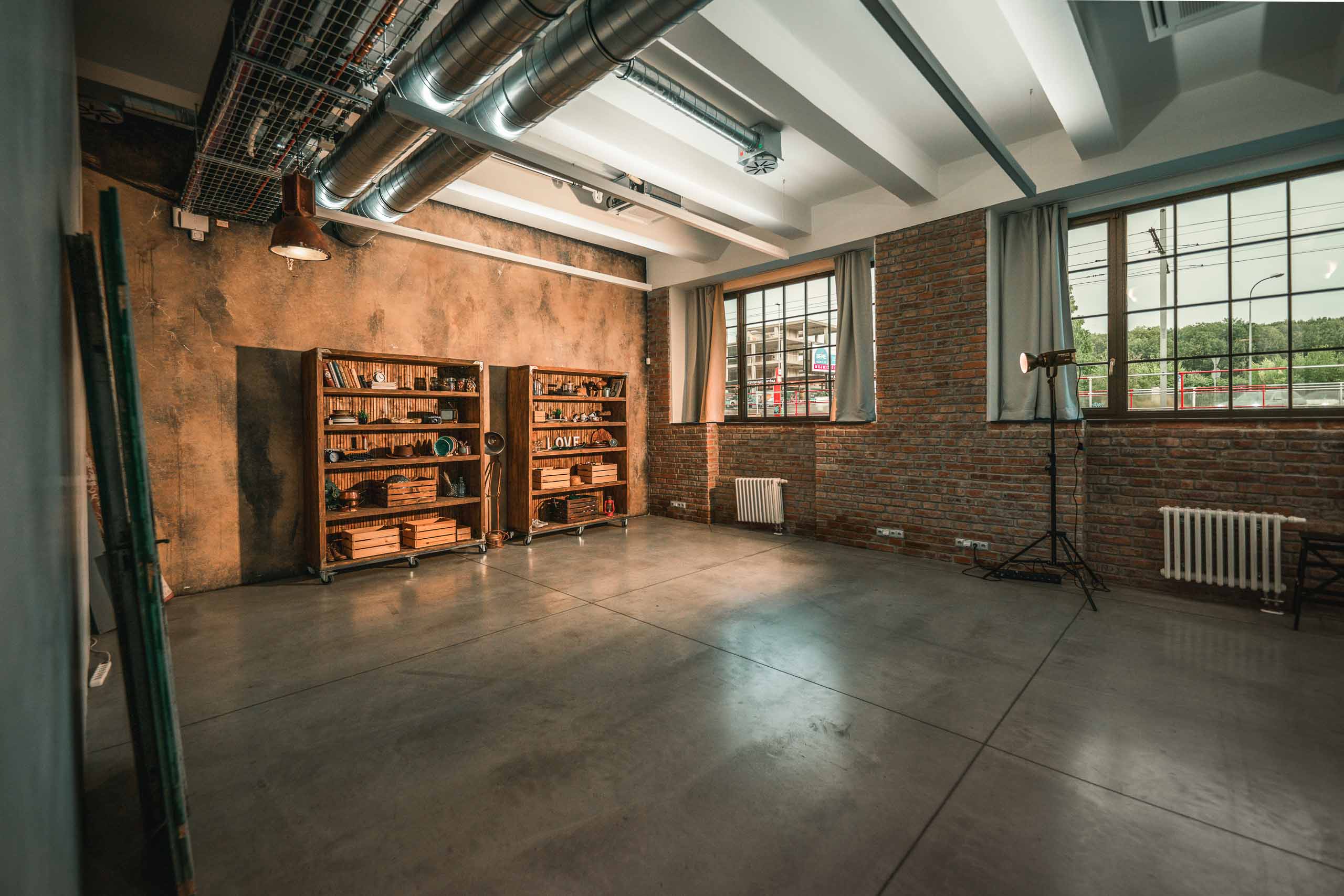 project studio, kreativní studio, foto a video studio, podcast studio, pronájem ateliéru, soukromé akce studio pronájem studia Praha, multifunkční prostor creative studio prague, foto video podcast studio, rental creative space, private event studio, studio for rent Prague, design studio for rent