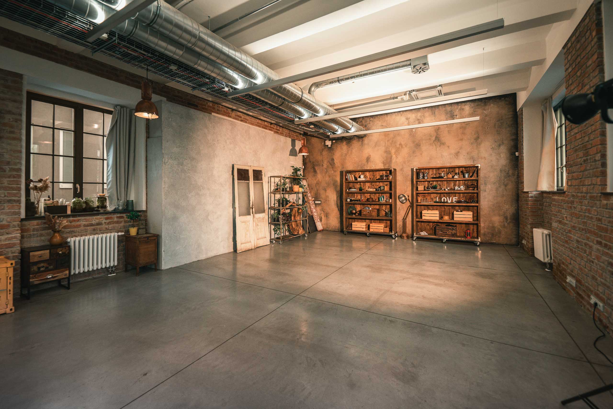 project studio, kreativní studio, foto a video studio, podcast studio, pronájem ateliéru, soukromé akce studio pronájem studia Praha, multifunkční prostor creative studio prague, foto video podcast studio, rental creative space, private event studio, studio for rent Prague, design studio for rent