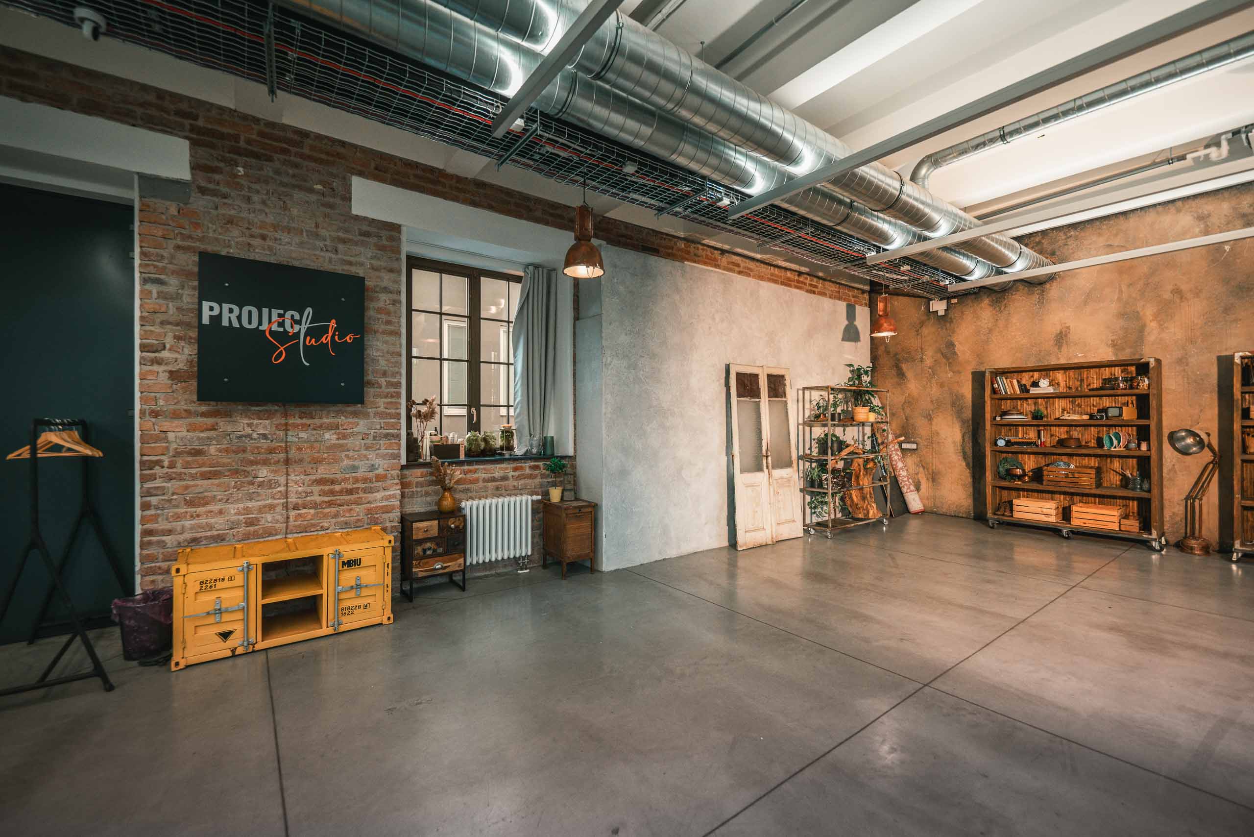 project studio, kreativní studio, foto a video studio, podcast studio, pronájem ateliéru, soukromé akce studio pronájem studia Praha, multifunkční prostor creative studio prague, foto video podcast studio, rental creative space, private event studio, studio for rent Prague, design studio for rent