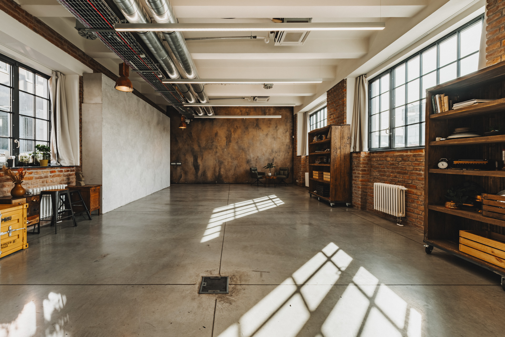 project studio, kreativní studio, foto a video studio, podcast studio, pronájem ateliéru, soukromé akce studio pronájem studia Praha, multifunkční prostor creative studio prague, foto video podcast studio, rental creative space, private event studio, studio for rent Prague, design studio for rent