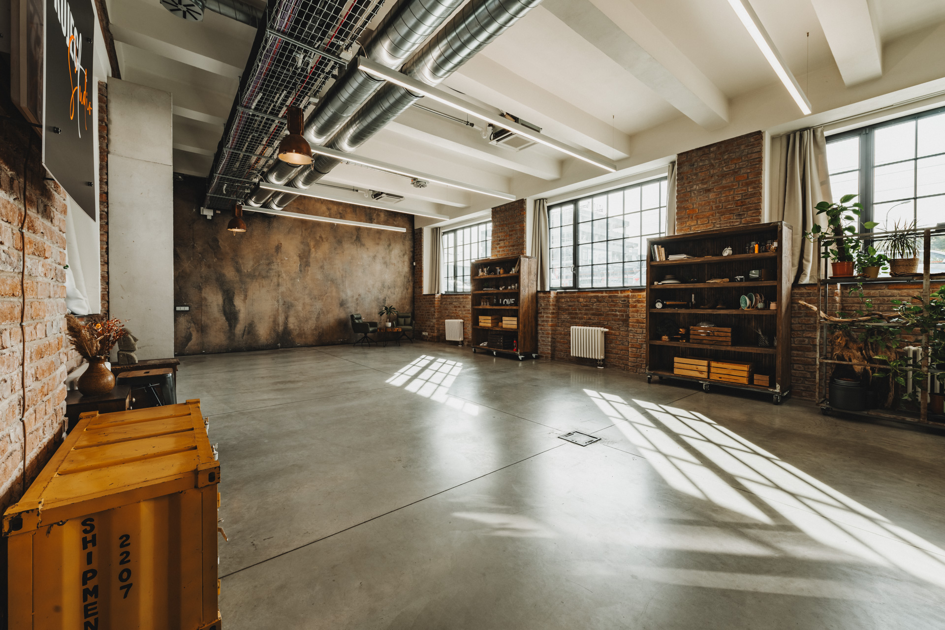 project studio, kreativní studio, foto a video studio, podcast studio, pronájem ateliéru, soukromé akce studio pronájem studia Praha, multifunkční prostor creative studio prague, foto video podcast studio, rental creative space, private event studio, studio for rent Prague, design studio for rent