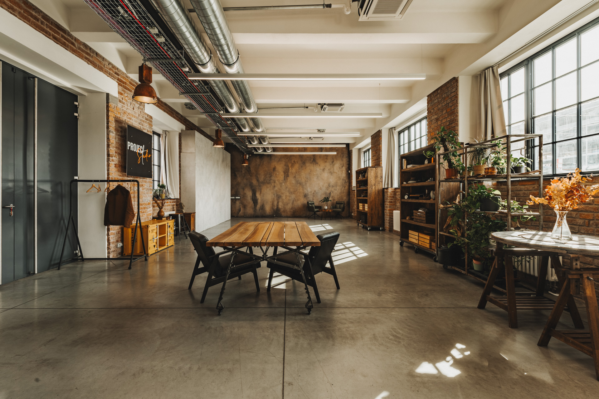 project studio, kreativní studio, foto a video studio, podcast studio, pronájem ateliéru, soukromé akce studio pronájem studia Praha, multifunkční prostor creative studio prague, foto video podcast studio, rental creative space, private event studio, studio for rent Prague, design studio for rent